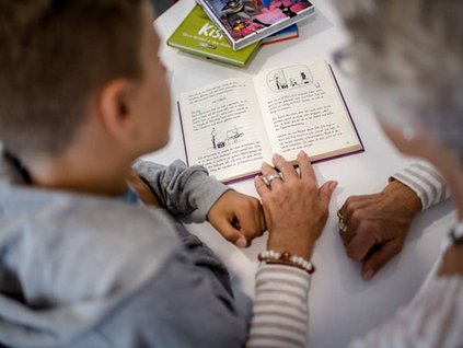 Lesezeichen: Mentorin und Schüler bei der Lesestunde | (c) Andreas Endermann