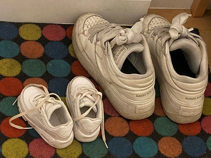 Begleiteter Umgang – Begleitete Übergabe: Schuhe von Papa und Kind bei der Übergabe